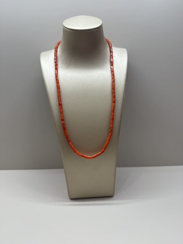 Collana a un filo con cannette di corallo grezzo