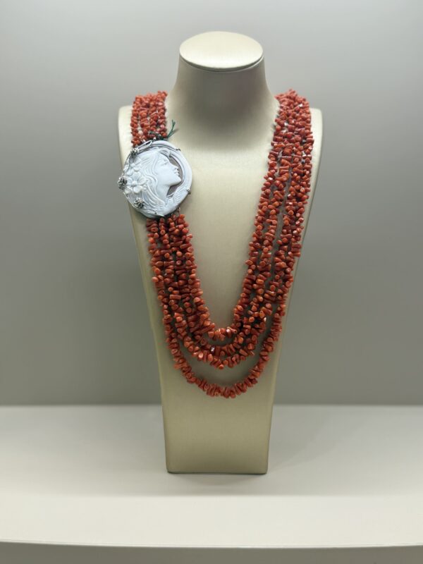 Collana a più fili lunga con cammeo di conchiglia