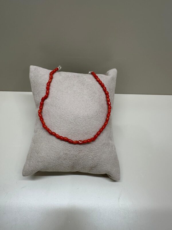 Bracciale con sassolini di corallo