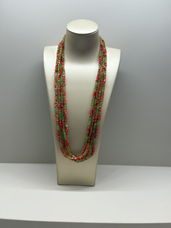 Collana in corallo naturale del Mediterraneo peridoto