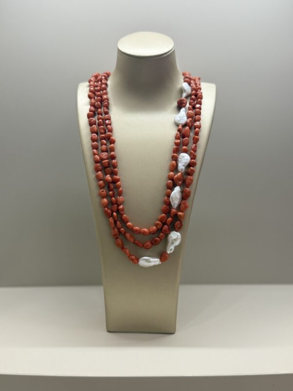 Collana in corallo naturale del Mediterraneo e scaramazze di acqua dolce
