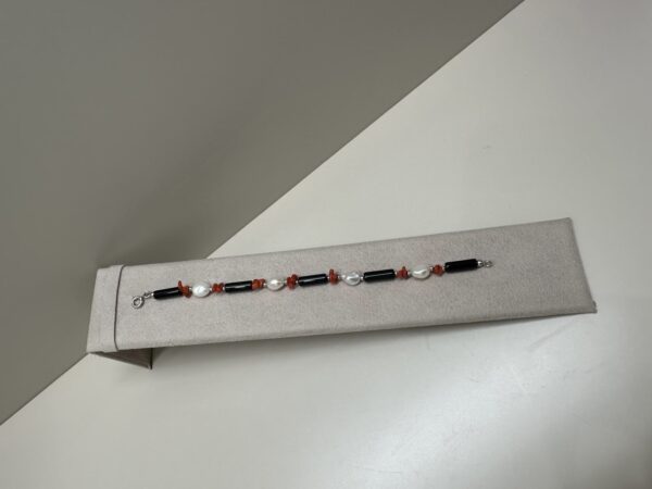 Bracciale corallo, onice, perle e chiusura argento 925