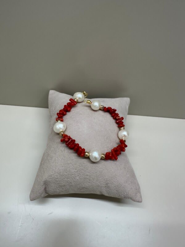 Bracciale con corallo e perle di acqua dolce