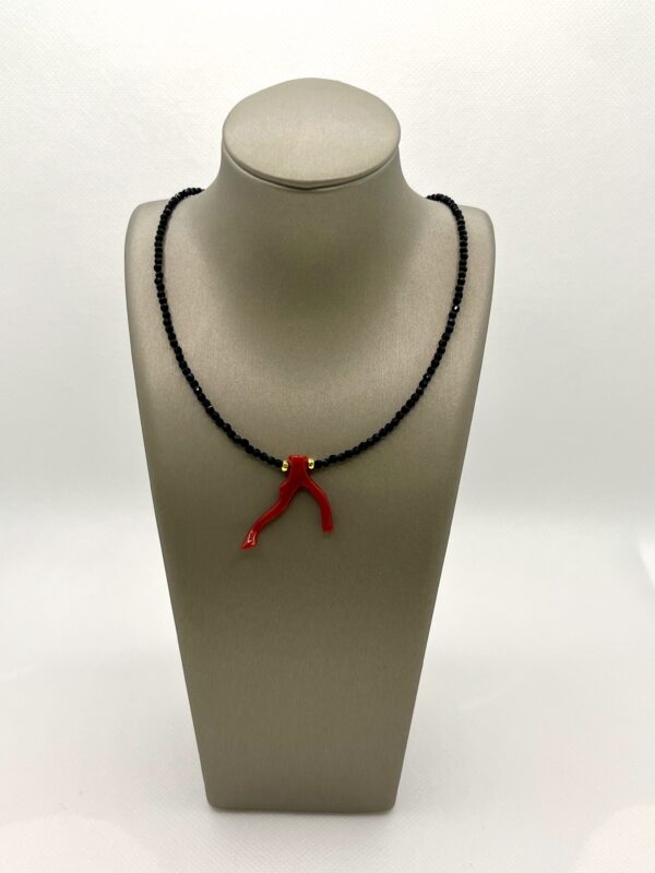 Collana in onice nero con ciondolo in corallo e argento 925 dorato