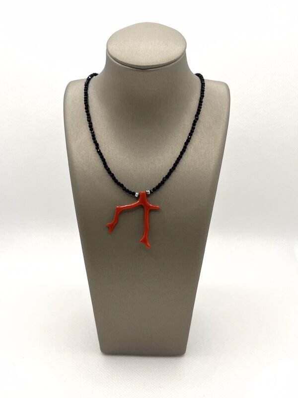 Collana in onice nero con ciondolo in corallo e dettagli in argento 925